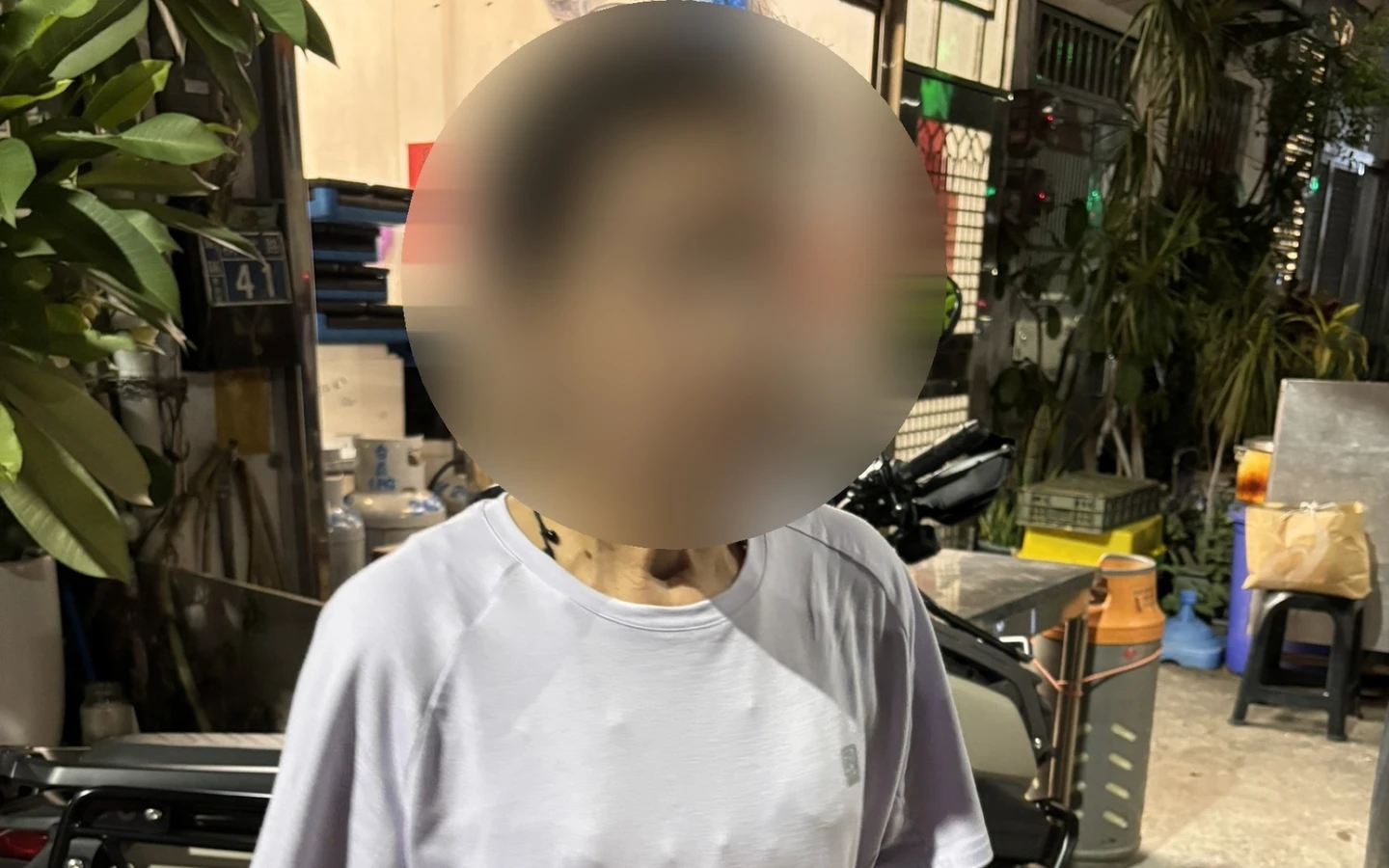 健步如飛甩開看護！失智婦獨走3公里迷途街頭　警民接力助返家