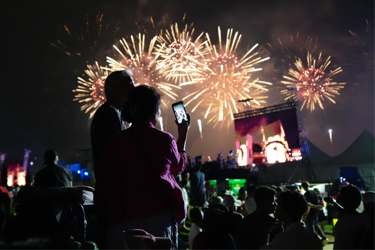 85萬枚煙火照亮夜空！華府舉辦獨立日活動　川普登台重批共產主義
