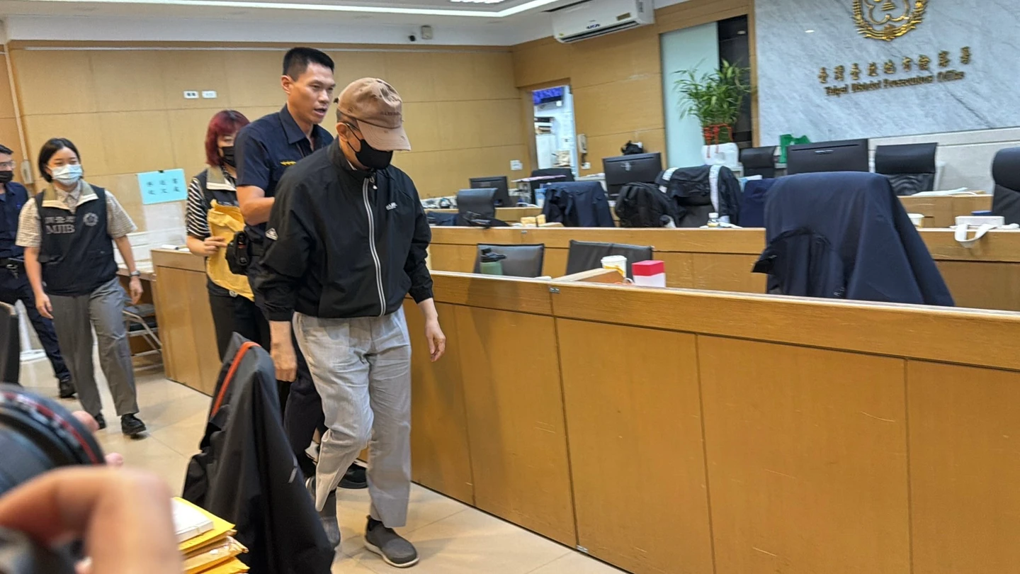 長榮海運內線交易移送爆衝突！張國政4保鑣架記者拐子阻拍攝　調查官竟默許