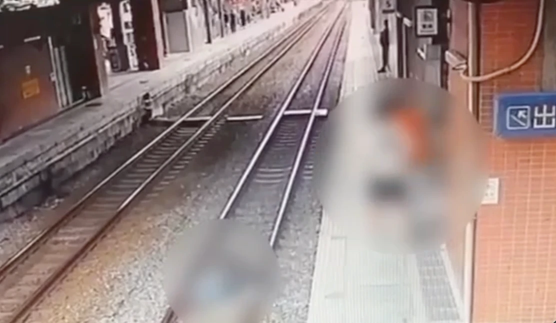 驚悚！嬰兒車滑落台鐵鐵軌　2歲嬰受傷送醫「粗心父母慘了」
