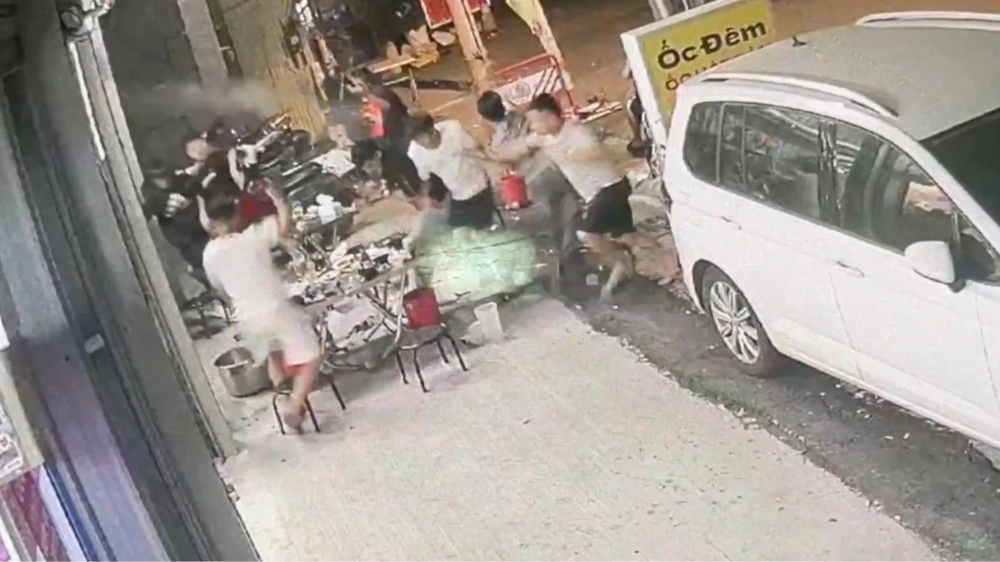 有片｜高雄燒烤店深夜大亂鬥！敬酒竟酒瓶、板凳齊飛釀10傷　警沿血跡逮6人