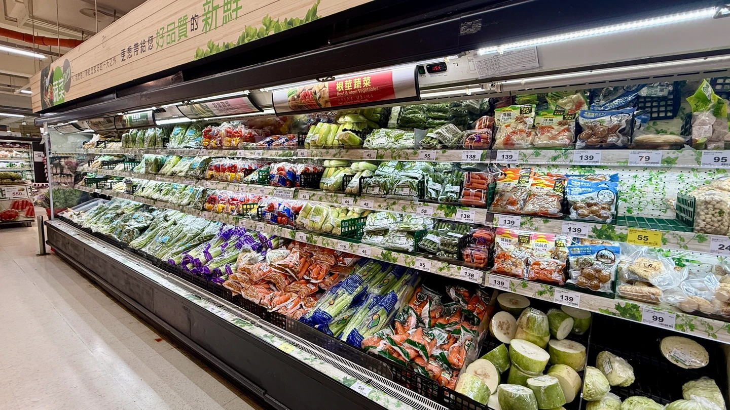 強颱巴威逼近！量販超市備貨增2.4倍　生鮮下殺27元起、水餃買1送1備戰