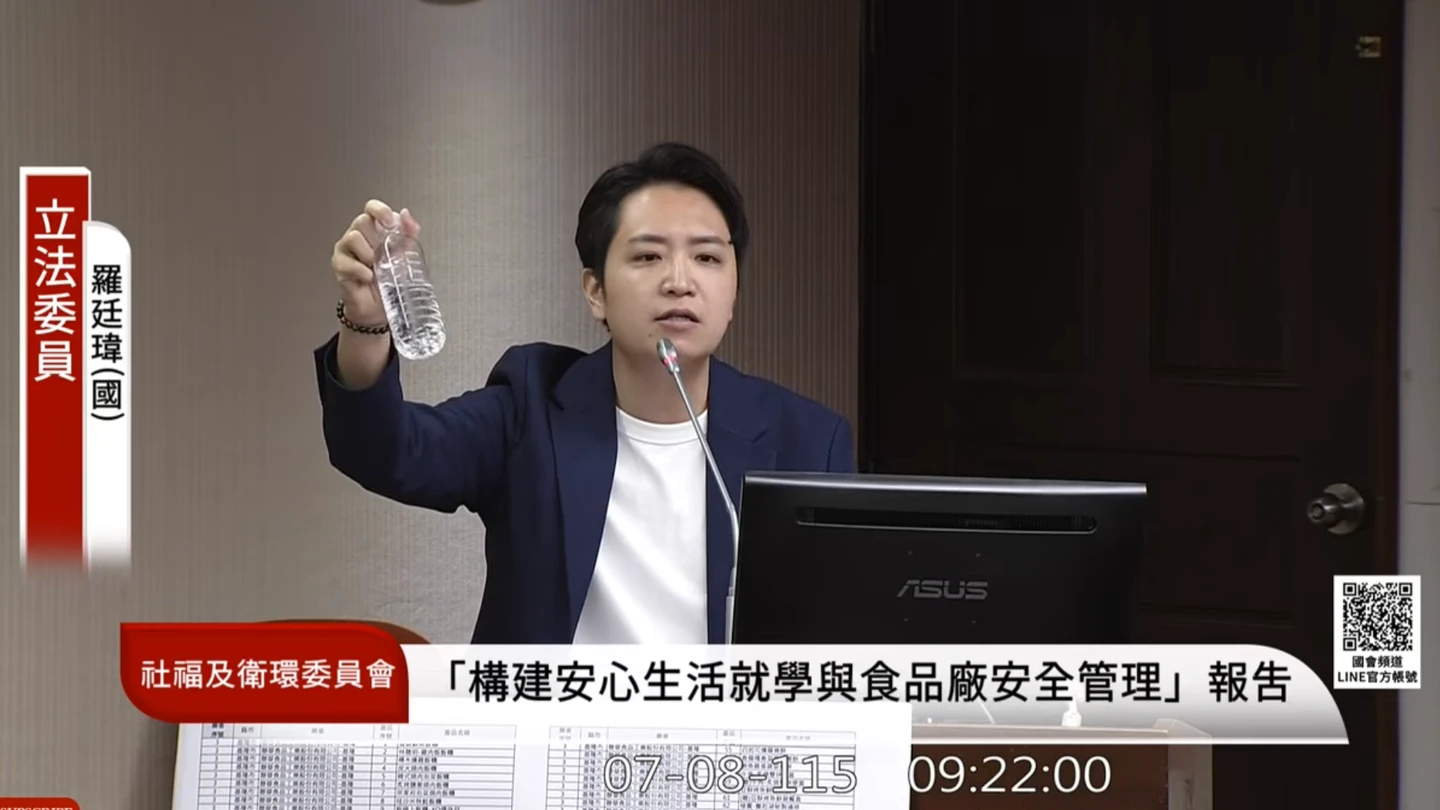 毒油20％以下不需下架？　羅廷瑋「拿20%洗腳水」嗆石崇良：你敢喝嗎？