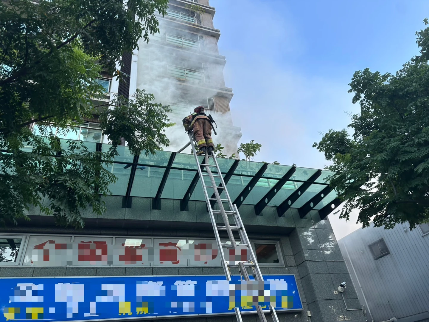 新北三重大樓起火狂冒煙！4人一度受困遮雨棚　2人送醫