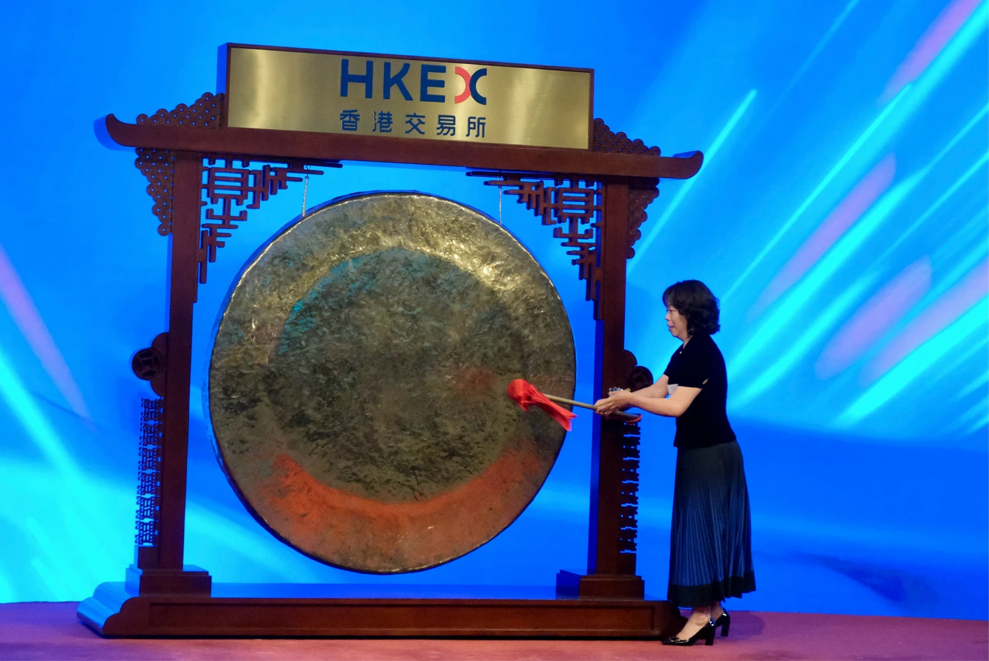 「女版郭台銘」完成香港今年最大IPO　上市首日即破發、暴跌近10%