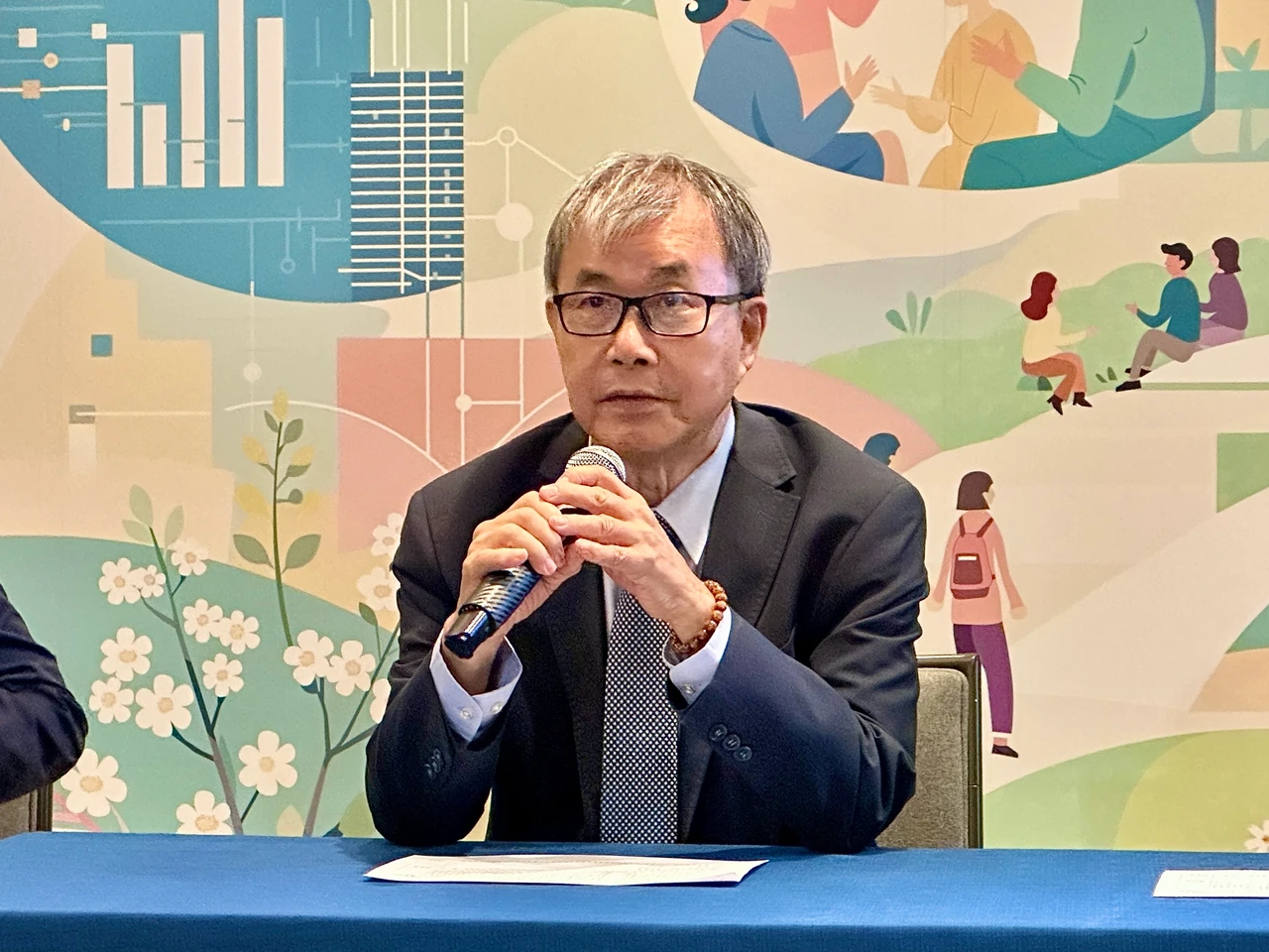 台中教師暑輔被學生攻擊　鄭英耀不捨：會給法律協助