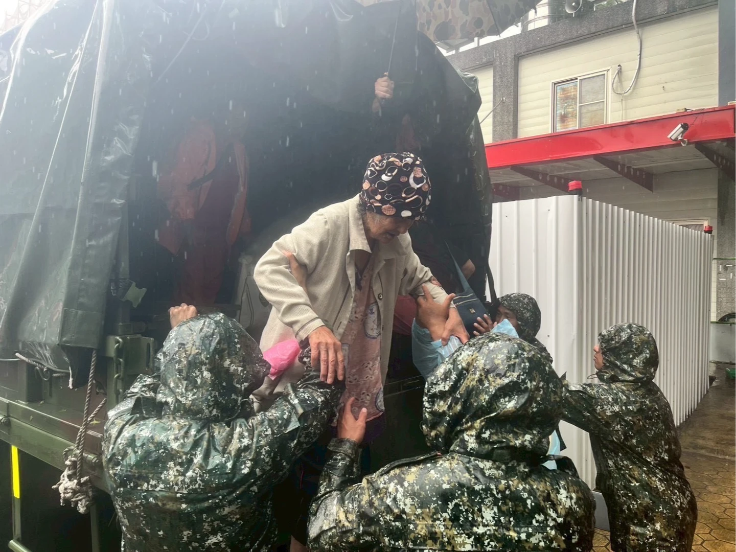 巴威大雨狂炸苗栗！國軍第五戰隊出動　助3百名居民撤離
