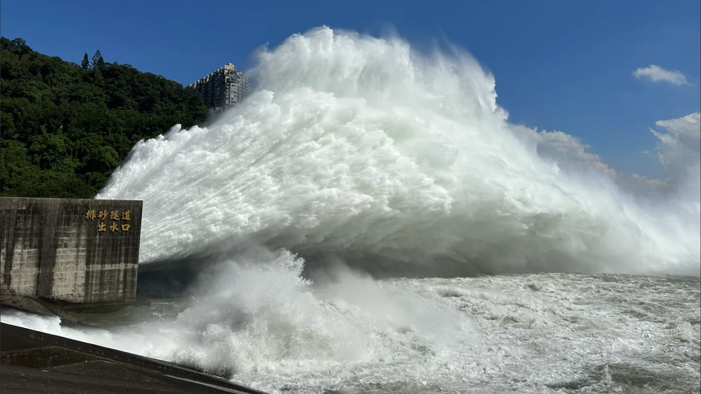 巴威颱風帶來強大風雨　石門水庫時隔618天再啟動溢洪道放水