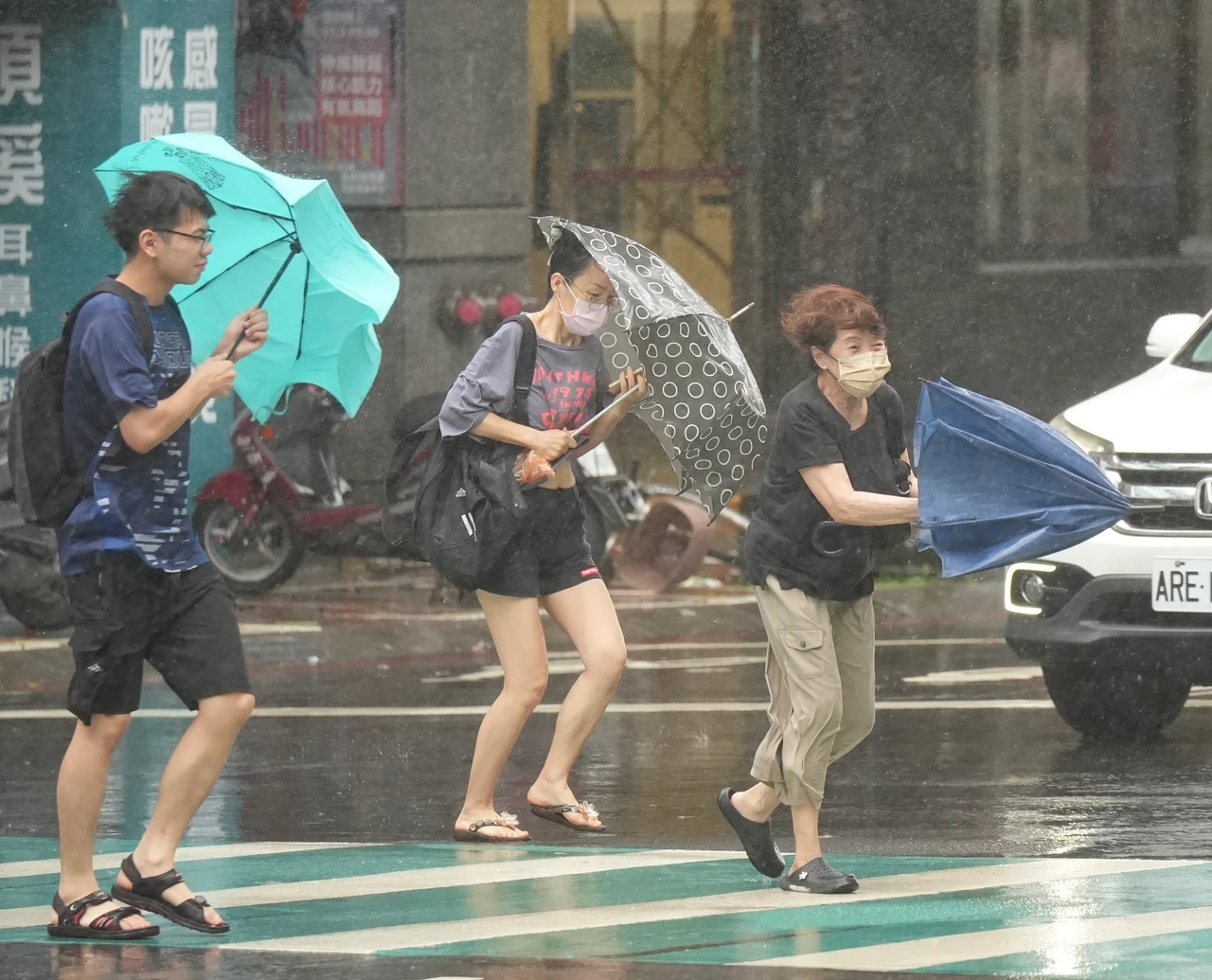 無懼巴威颱風！台鐵停駛「小智」們卻擠爆台北車站　全為這夢幻角色而來