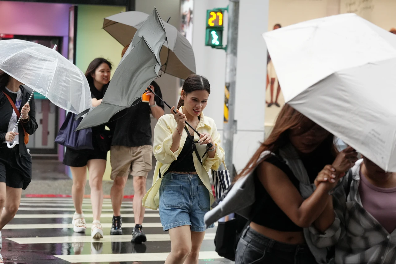 中颱巴威腳步加快！嘉義以北雨勢顯著　最快明晨解除颱風警報