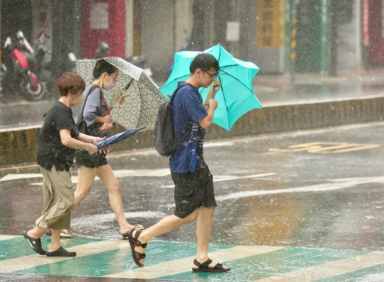 巴威颱風逐漸遠離！風雨預報出爐　明天5縣市達停班課標準