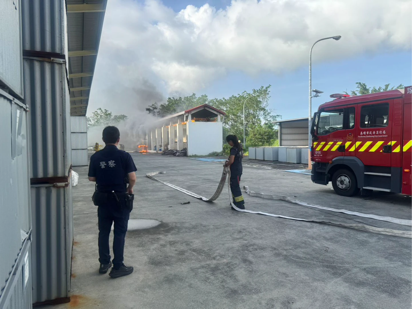光陽機車高雄路竹廠驚傳火警！後方倉庫猛烈燃燒　消防13車38人急灌救