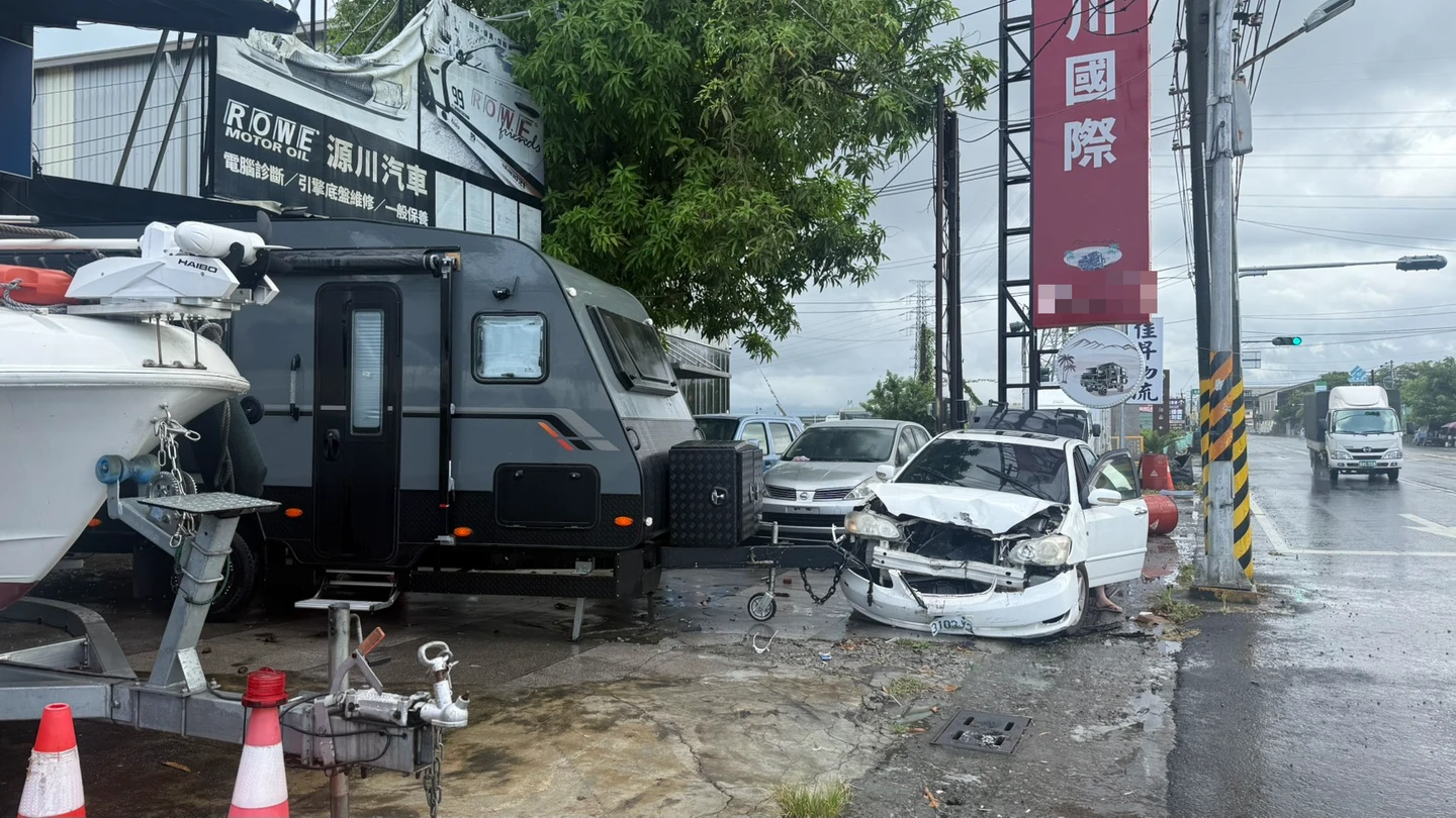 有片｜20歲女失控衝撞展示車場！百萬露營車毀了　老闆傻眼：前年才被貨車撞毀5車