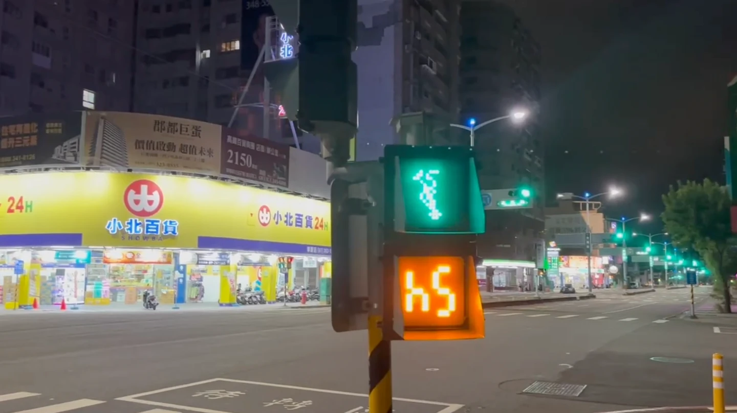 有片｜高雄街頭驚見「倒立小綠人」！數字也上下顛倒　民眾笑：以為裝置藝術