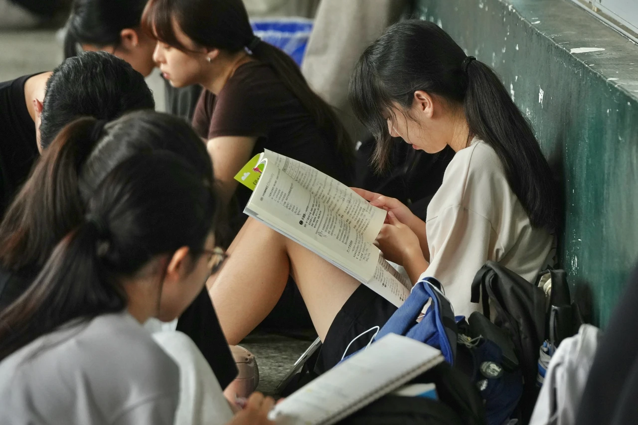 分科測驗｜考生戴智慧手錶、藍牙耳機　別想科技作弊！被揪出違規