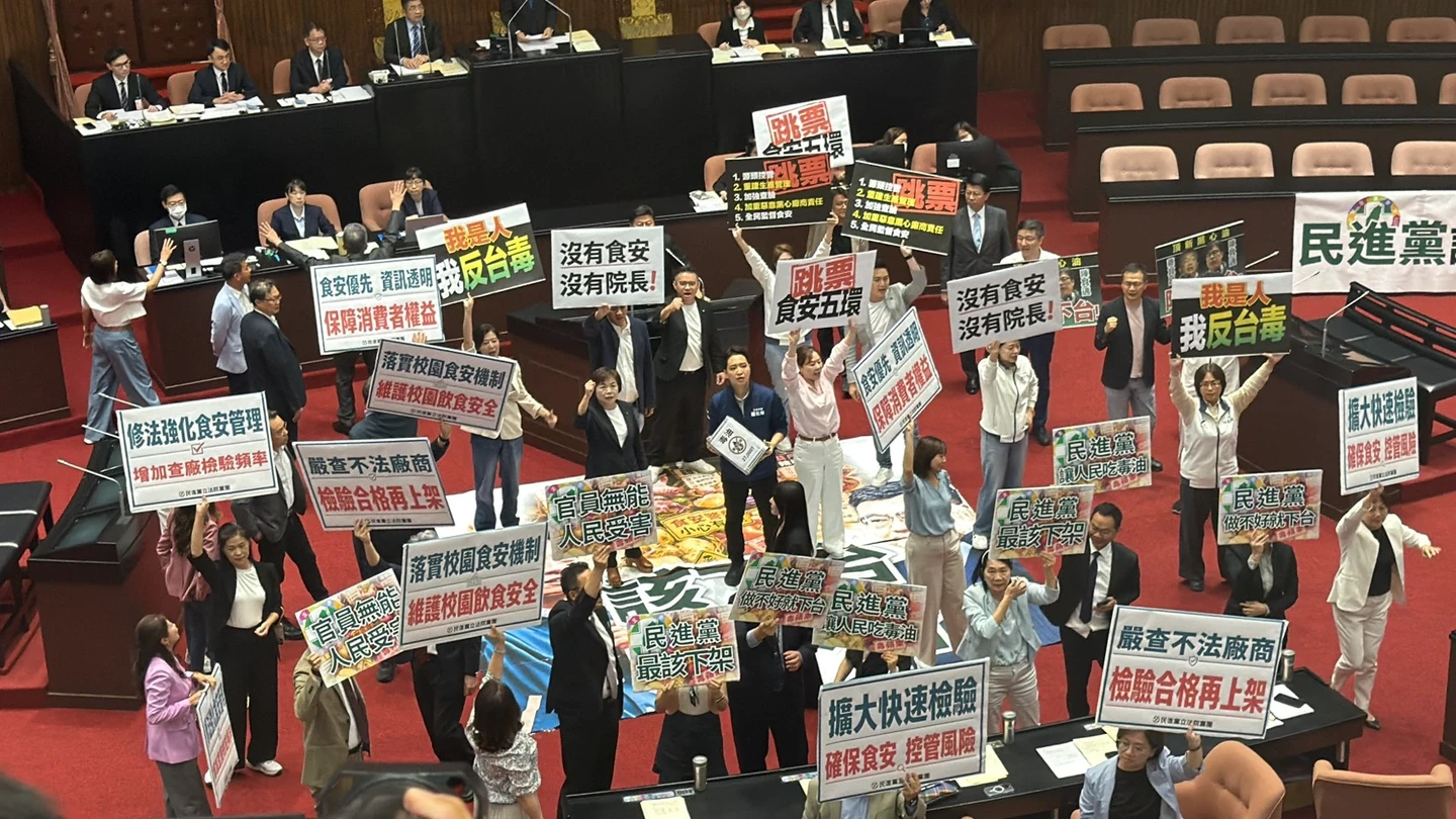 毒油源頭未解！卓榮泰報告遭杯葛　傅崐萁「搬沙拉油桶」怒轟下台