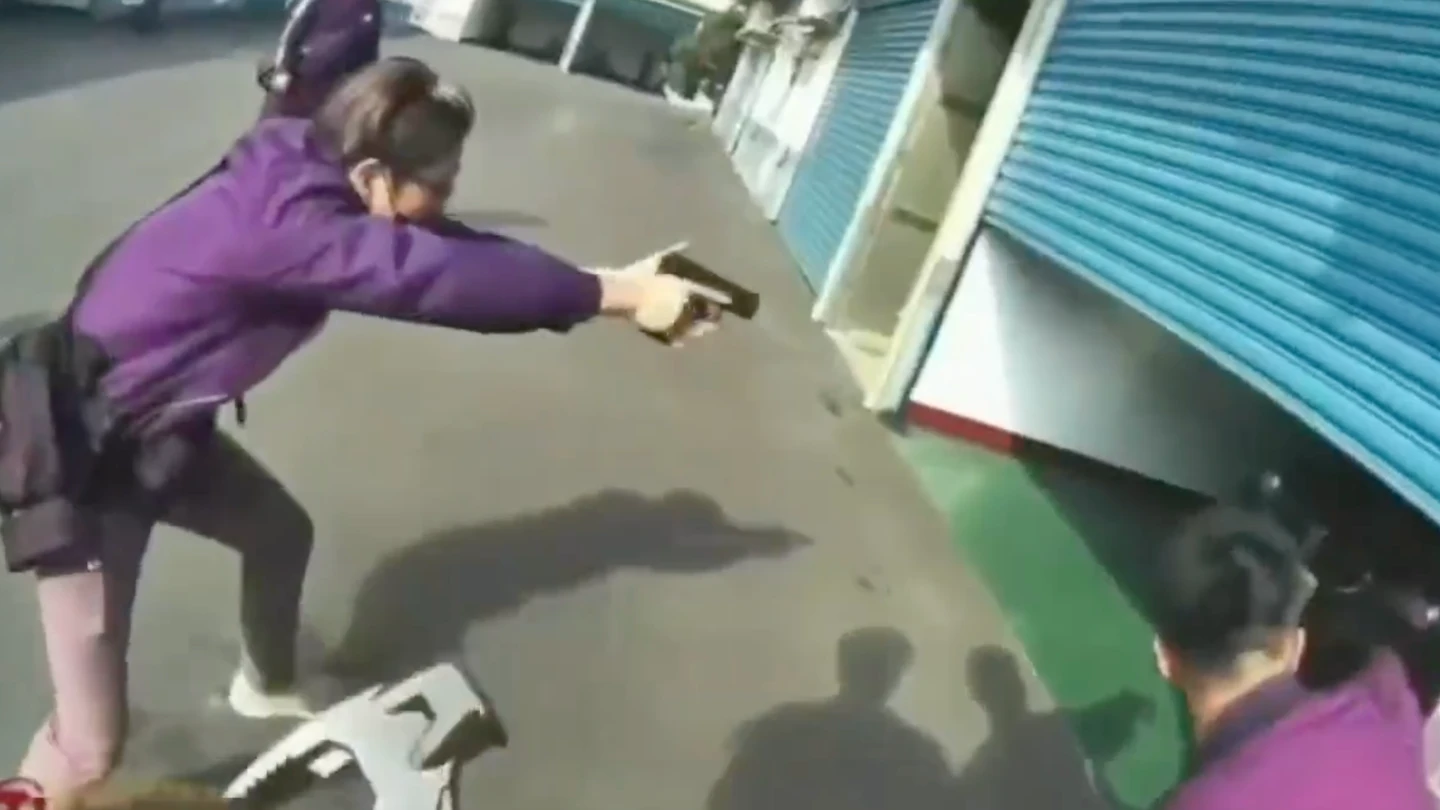 有片｜兄弟檔摩鐵狂製「喪屍煙彈」！遭搜索竟開車衝撞　遭警開8槍循線逮人