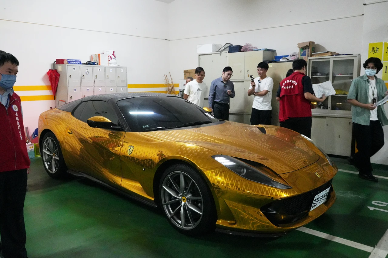 聖石金業吸金超跑1hr全拍出！　「9999」金色法拉利、紫色保時捷拍定價曝光
