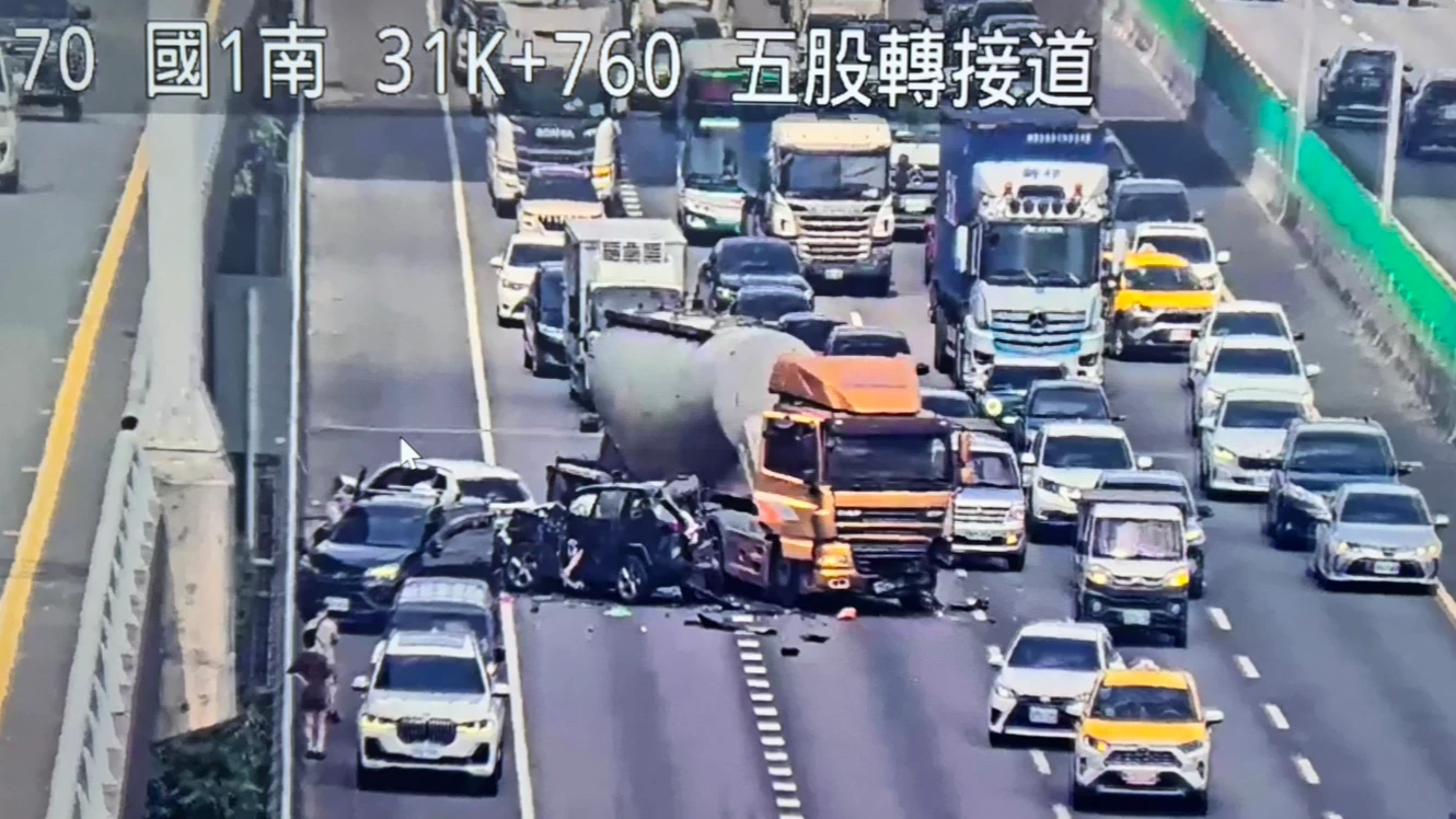 國道一號6車追撞！聯結車釀禍撞成一團　現場慘況曝