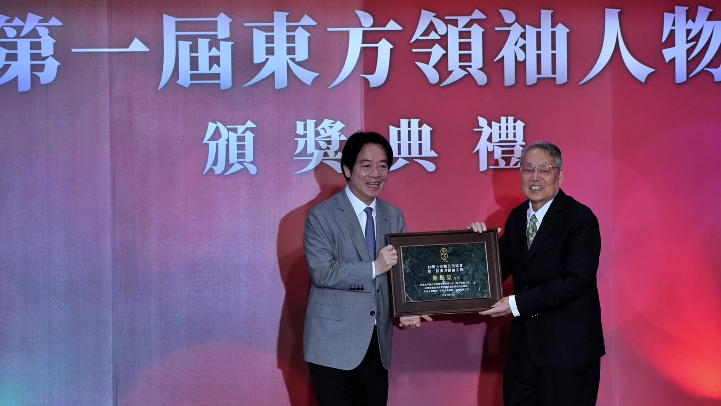 施振榮獲東方領袖人物獎！賴清德讚他桃李滿天下　童子賢、張善政都來了