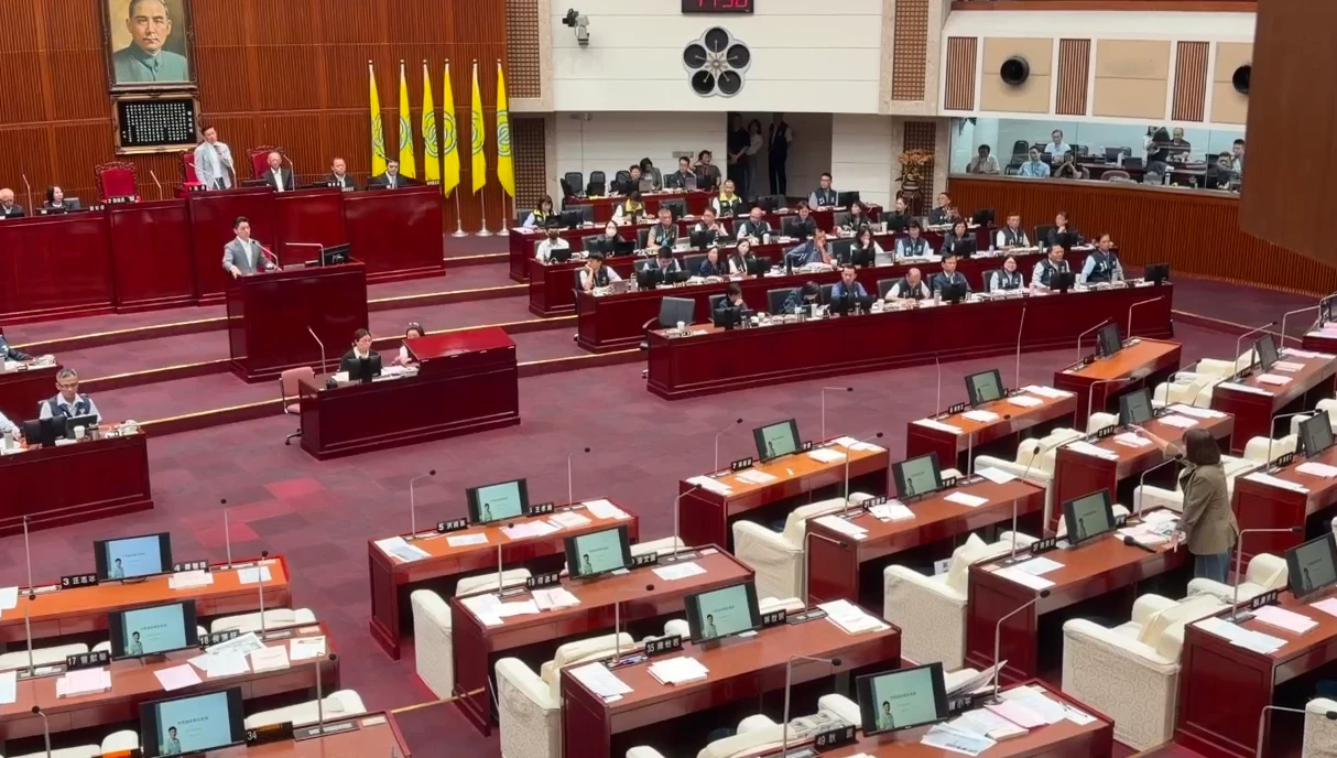 有片｜議會火爆互槓！蔣萬安狂噴「索資佛地魔」、簡舒培怒嗆逃避監督　戴錫欽爆氣喊停