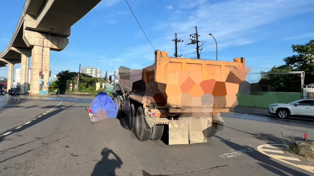 三峽火葬場外遇死劫！女騎車上班擦撞砂石車　慘遭輾斃