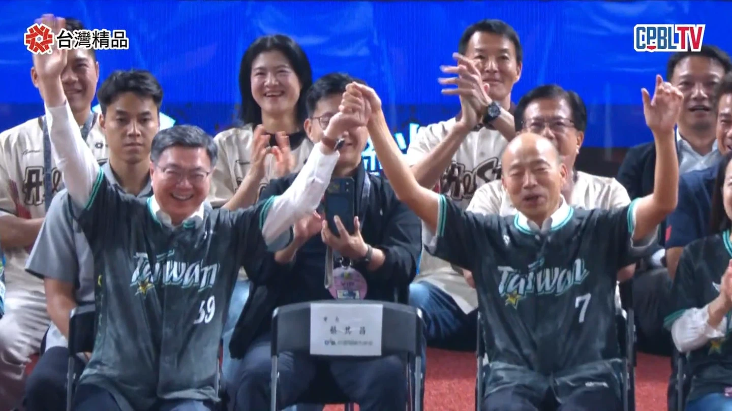中職｜卓榮泰主動握手韓國瑜！蔡其昌：棒球團結台灣不分顏色感覺真好