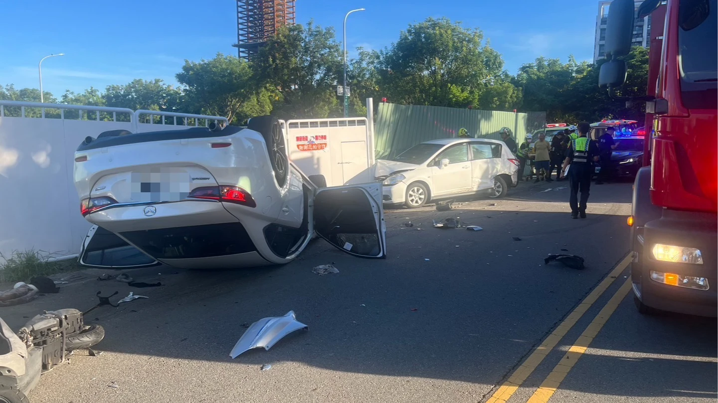 台中驚悚車禍！3車連環撞轎車翻覆 50歲騎士遭壓車底送醫命危