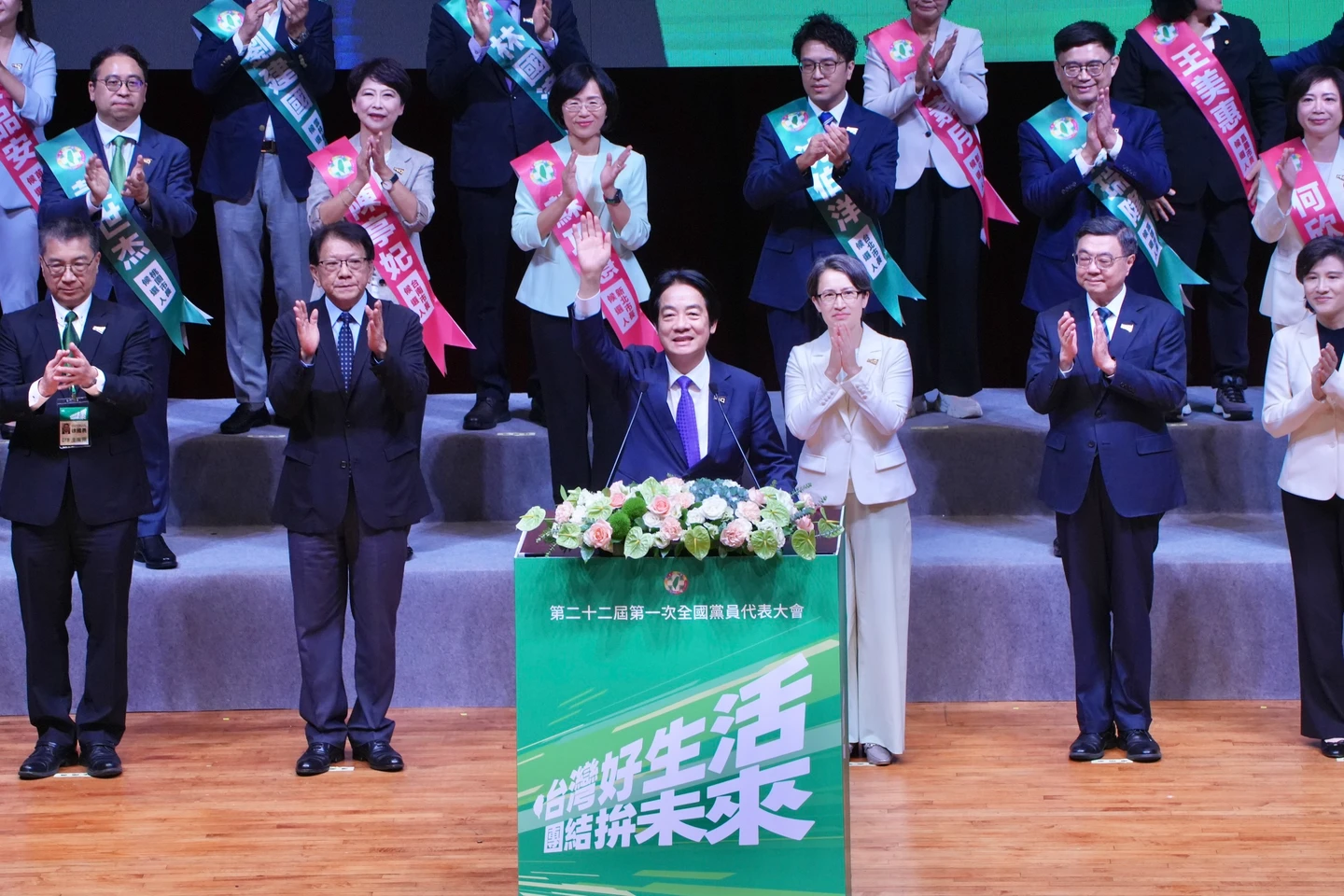 綠全代會登場！半導體女王之父蘇春槐到場　賴清德攜手母雞拼勝選