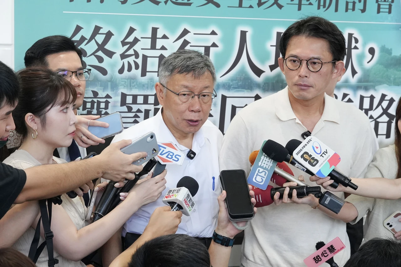 藍白推公投印同張選票！柯文哲拋手機投票　他酸中選會別怨天尤人　