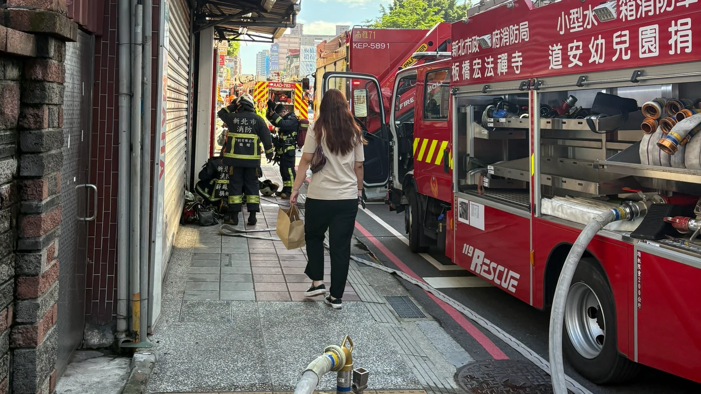 板橋公寓竄火舌！床墊起火燃燒　20歲男命危送醫 