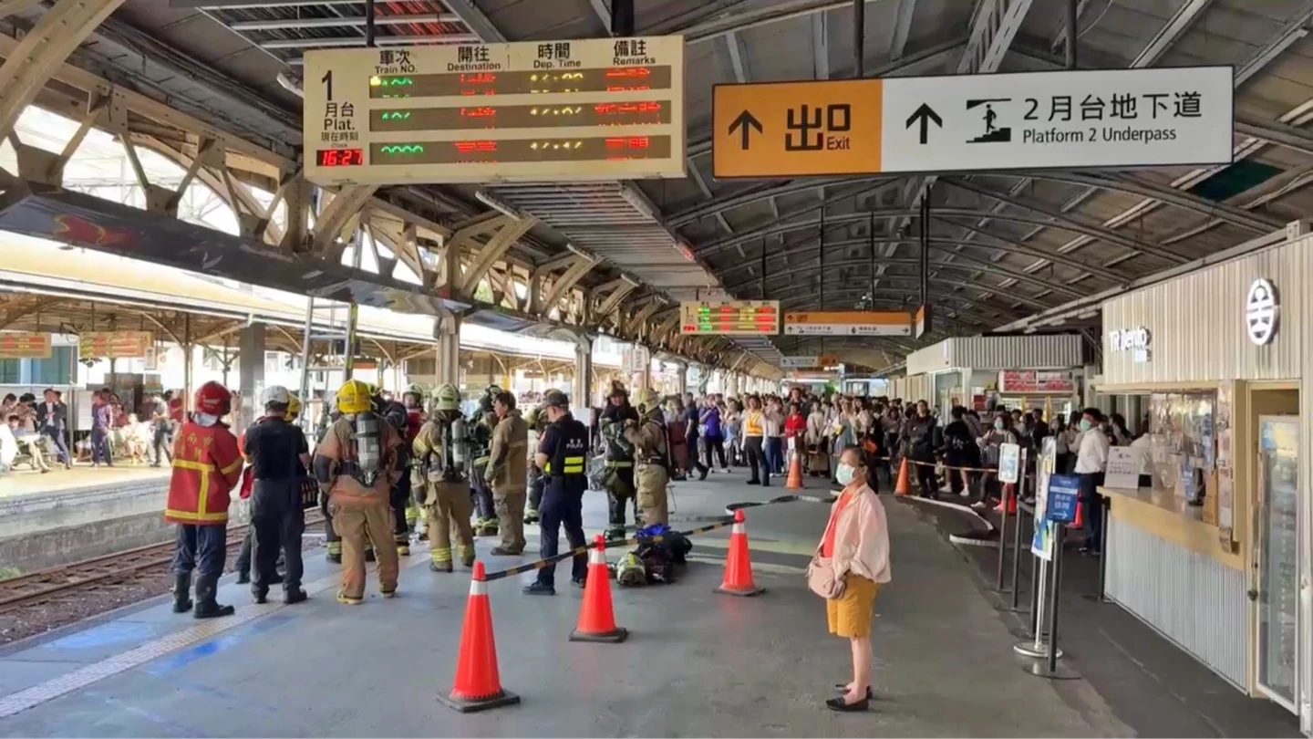 台南火車站驚傳火警！月台冒煙警消斷電搶救　雙向列車延誤1小時