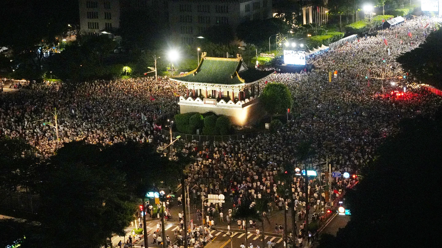 傅崐萁痛批政府把人民當白老鼠　喊現場超過100萬人！被主持人囧校正回8萬人