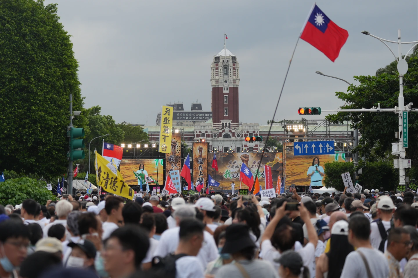 傅崐萁痛批政府把人民當白老鼠　喊現場超過100萬人！被主持人囧校正回8萬人