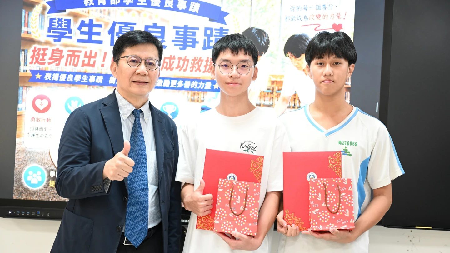 16歲少年圖書館昏倒！　2高中生CPR、AED接力搶命獲教育部表揚