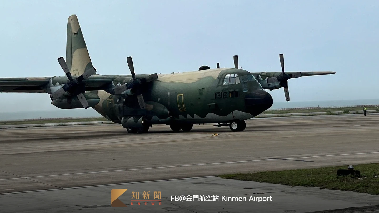 大批中轉客滯留金門機場鼓譟「我們要回家」　軍機來了！數百人仍待疏運