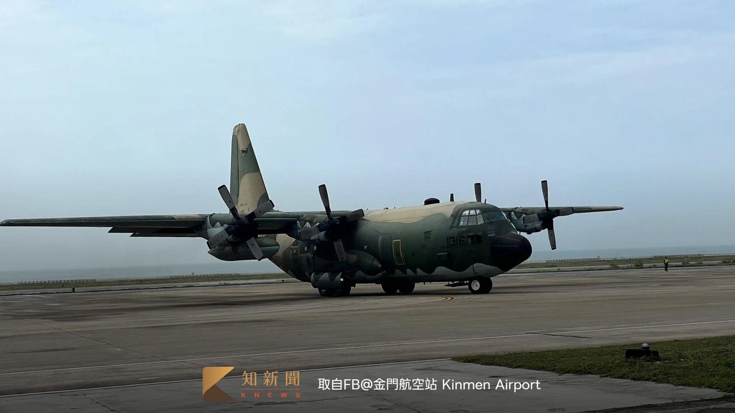 颱風紅霞亂行程！大批中轉客「擠爆金門機場」鼓譟　軍機緊急投入助疏運