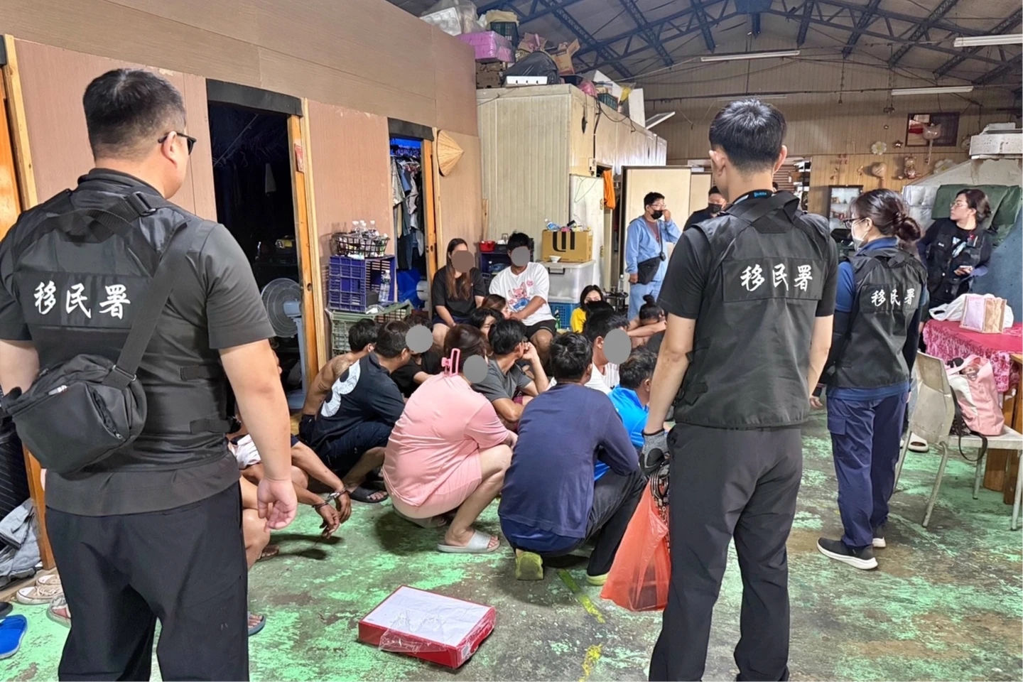 20泰人來台「假觀光真上工」！養雞、搬磚日薪曝光　鐵皮屋和專勤隊大玩躲貓貓