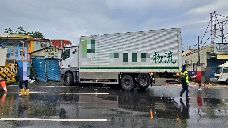 有片｜屏東物流車衝撞鐵皮屋毀2電桿！　29歲男毒駕送辦