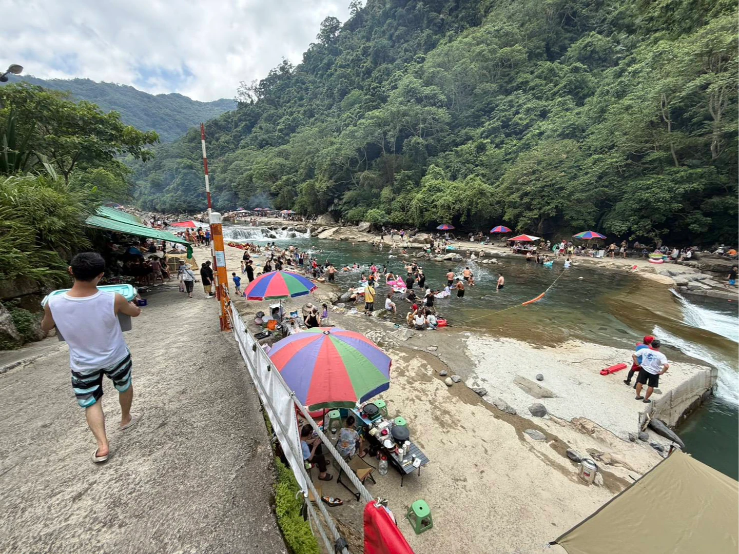 遊客闖三峽大豹溪管制區戲水！消防員憂出事急阻竟遭痛毆倒地　莽男慘了