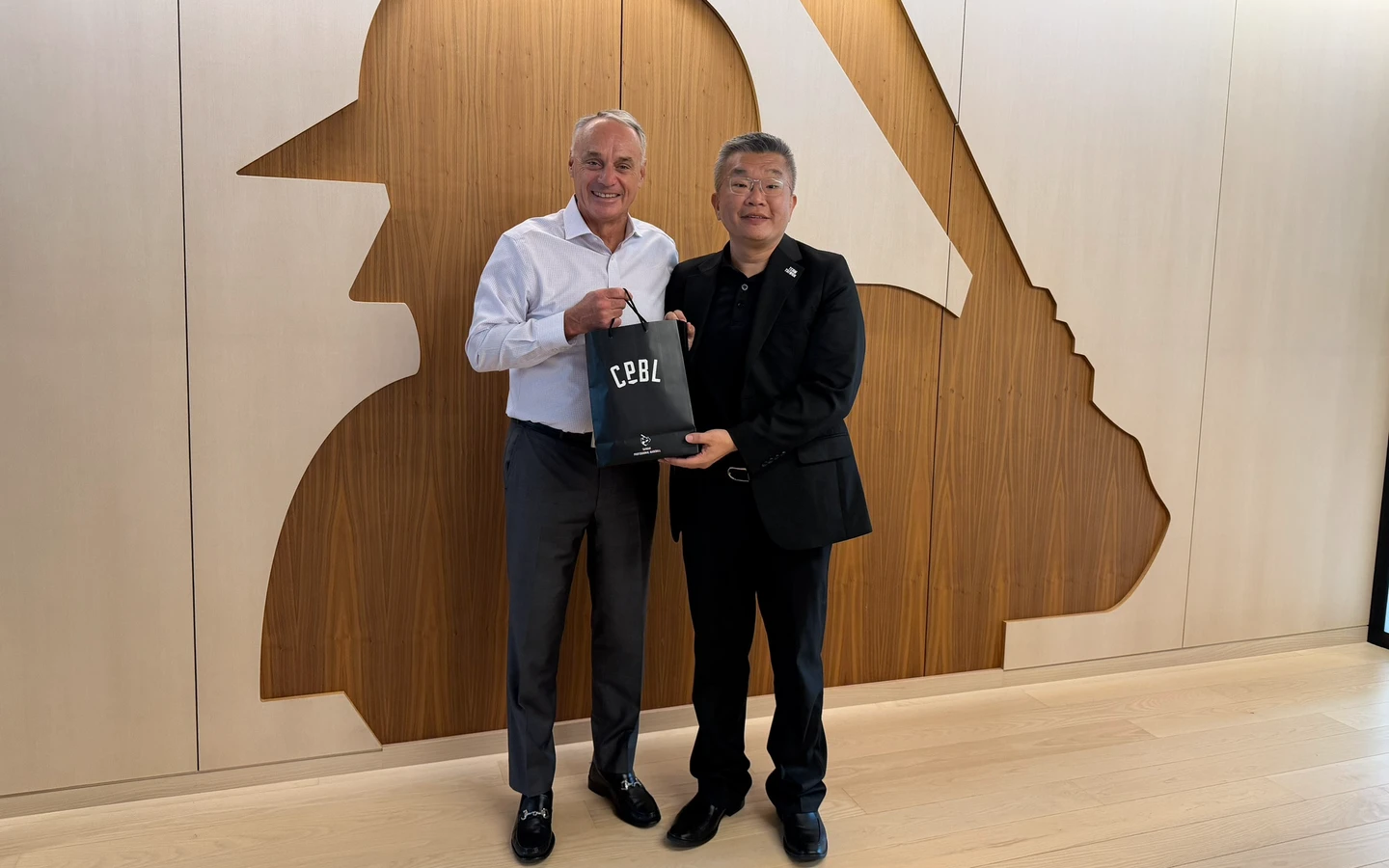 中職｜最強會長出馬！蔡其昌拜會大聯盟主席　獲保證MLB海外賽「台灣優先」