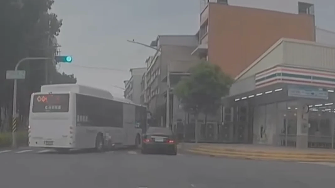 驚悚片｜幼童騎腳踏車衝出猛撞公車倒地！　家長恐慘了