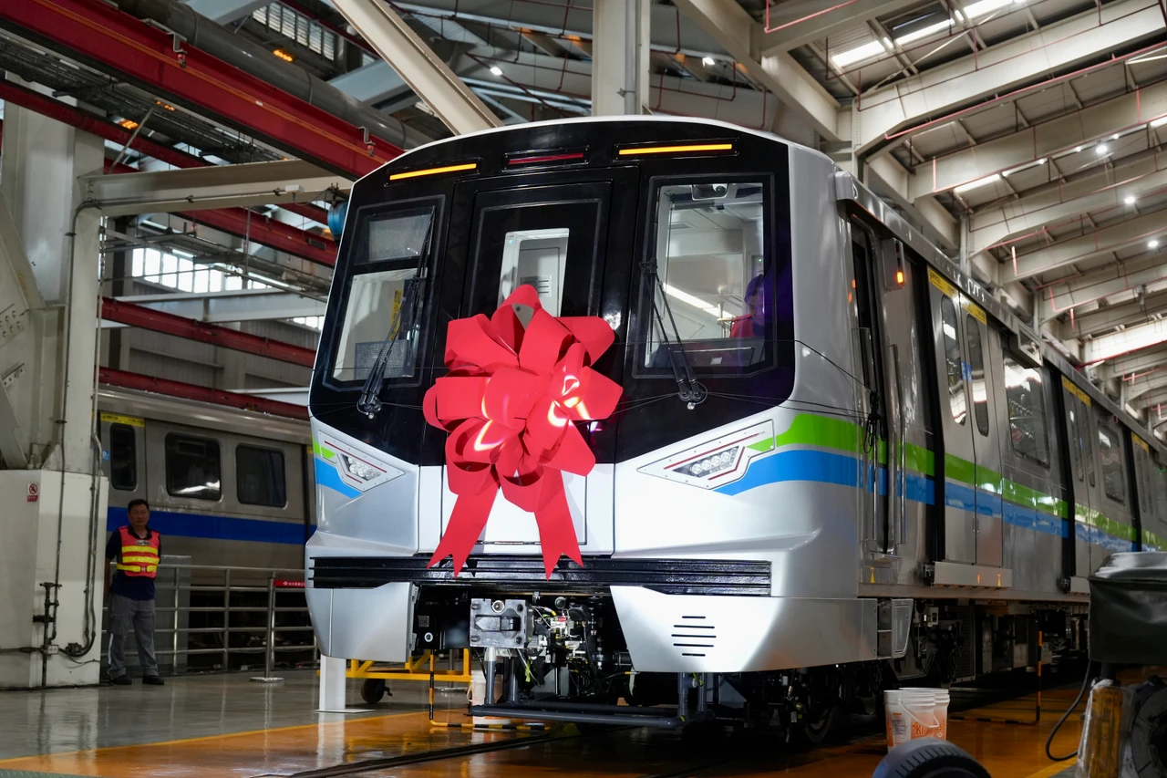 北捷新列車開箱！AI偵測、無線充電全升級　明年中投入淡水信義線