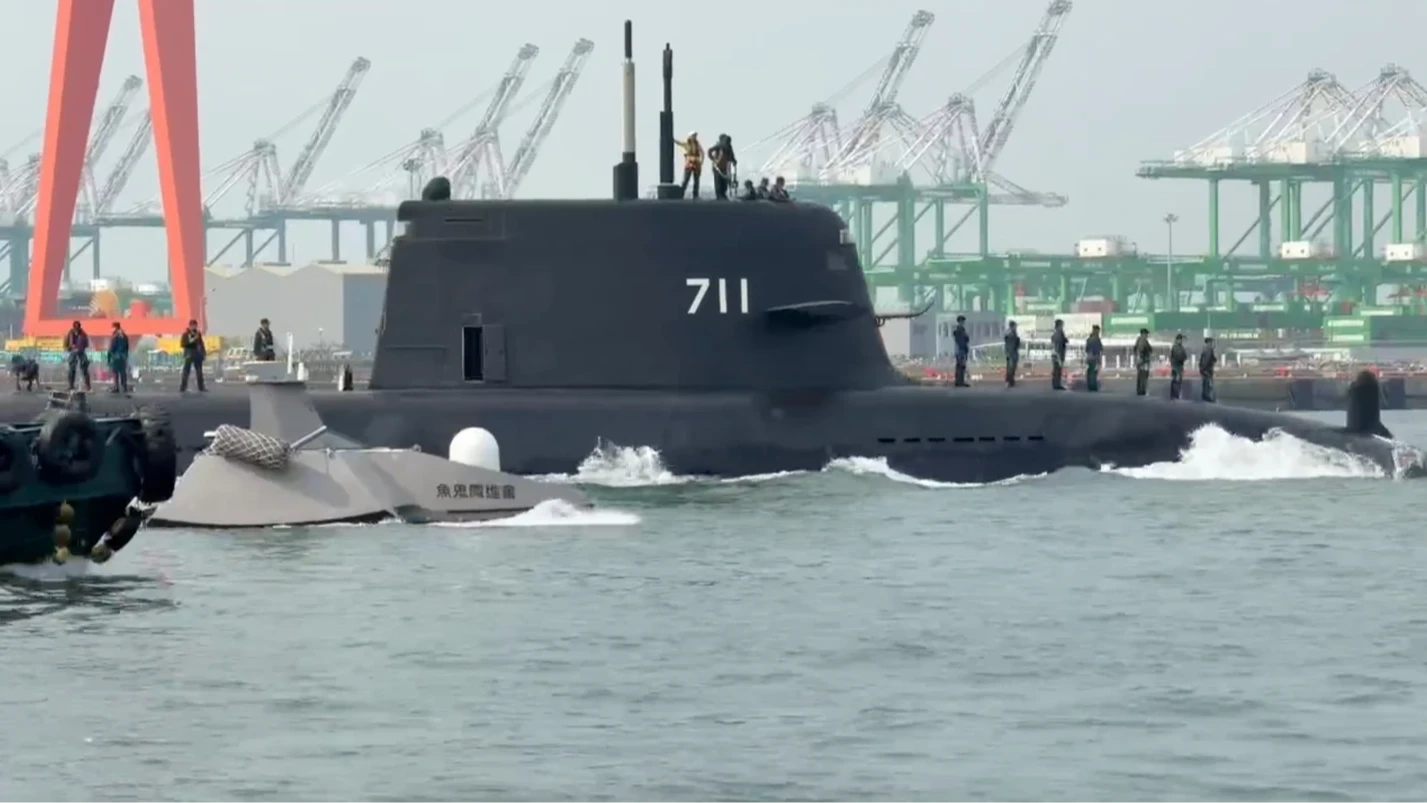 海鯤號首度拚跨夜耐航測試！第19度海測「奮進魔鬼魚」戒護　軍事迷搶拍