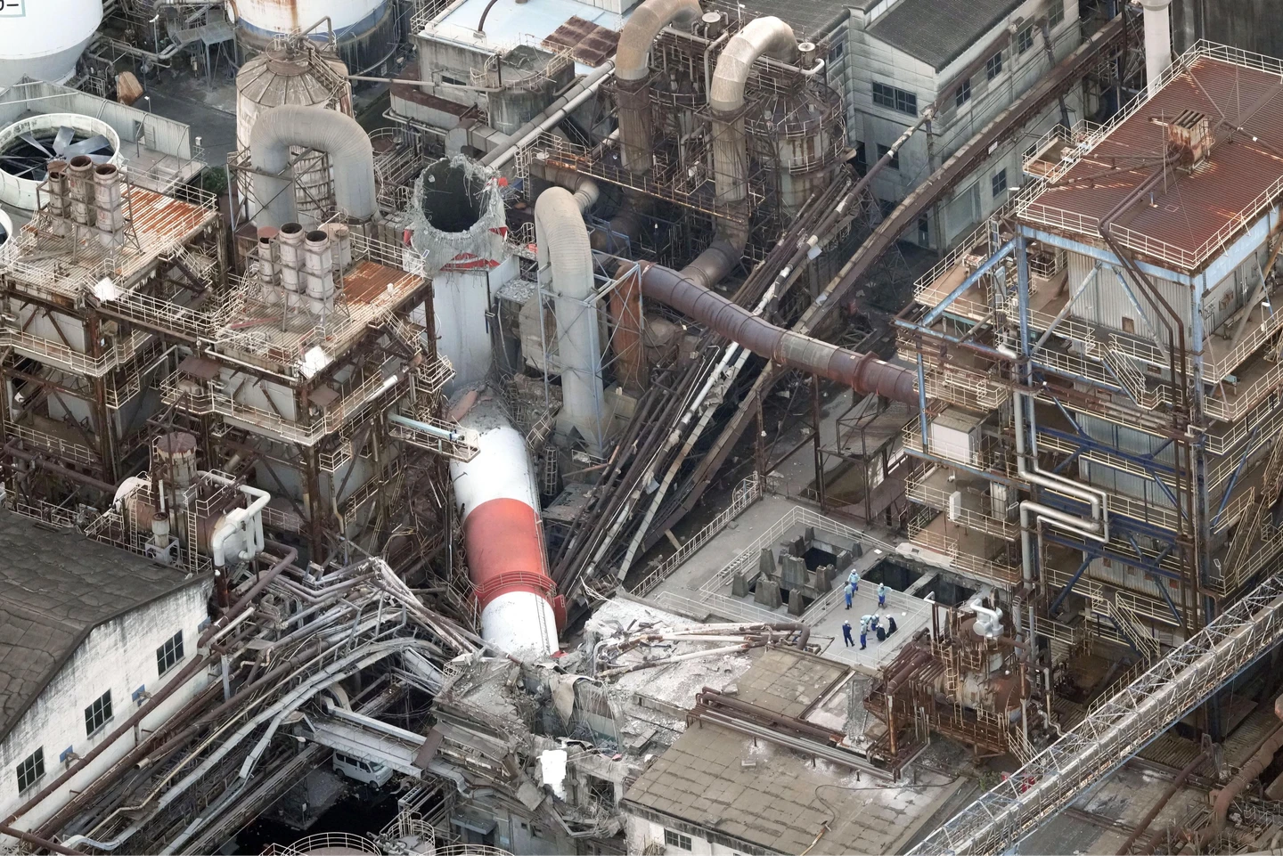 熊本強震｜八代造紙廠煙囪折斷倒塌2人心肺停止　全縣4.3萬戶停電