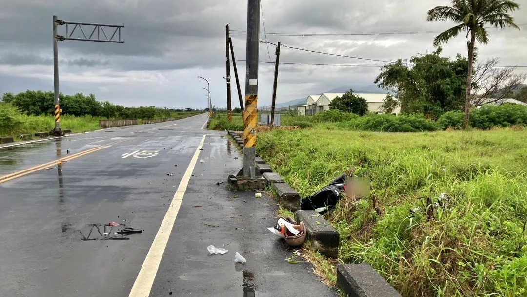 有片｜屏東機車自撞護欄！2妙齡女拋飛田埂雙亡　酒測值竟高達1.25