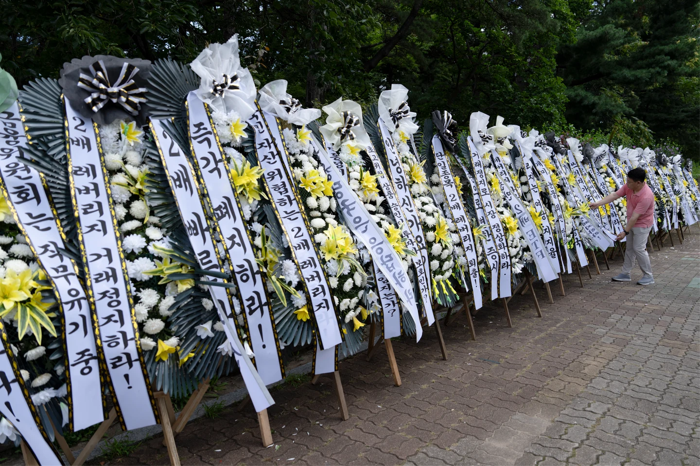 韓股跌到心死！散戶減少外食、國會擺花圈抗議　空手族喊「JOMO」好快樂