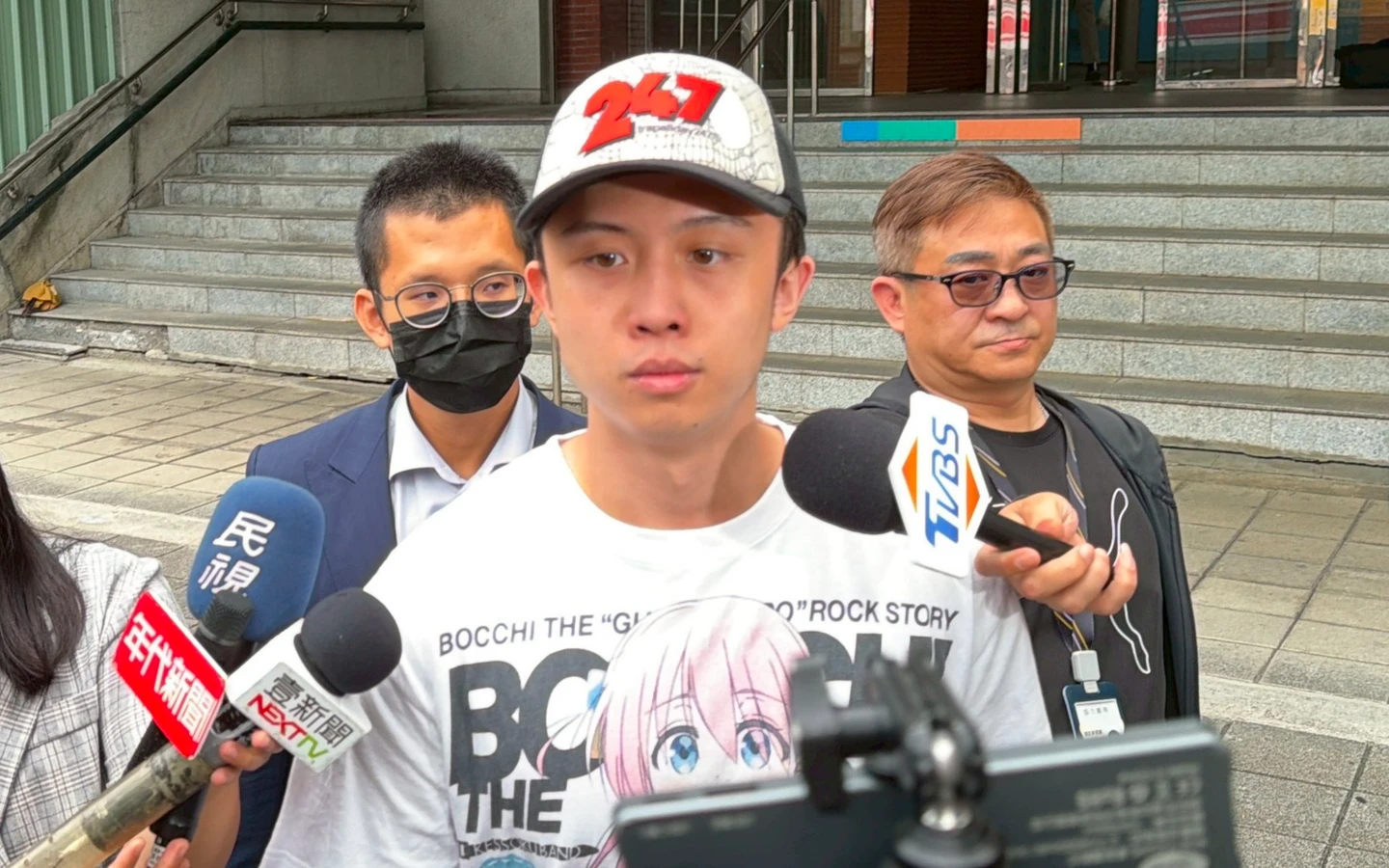 孫安佐狂噴火槍不認罪！稱「賺流量」反控檢警違法搜索　庭訊後比1動作