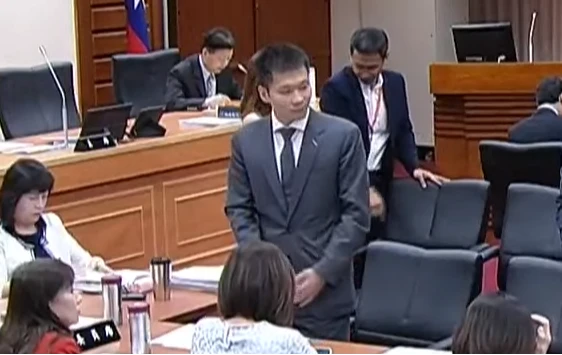 羽球｜等不到王齊麟！李洋部長現身台北賽觀戰　向老搭檔說「拍謝」