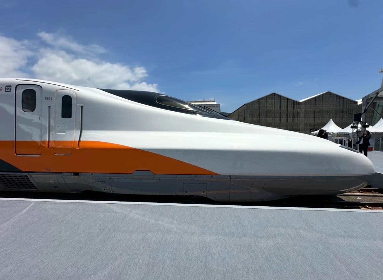 高鐵睽違20年迎新車！N700ST首輛8/15抵台　高雄全城地標今起「點亮橘光」迎接